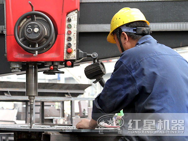 球磨機(jī)車(chē)間師傅在認(rèn)真工作
