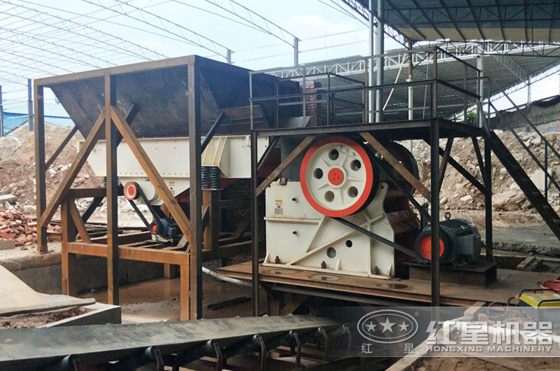 江西客戶大型破石機工作現(xiàn)場圖片