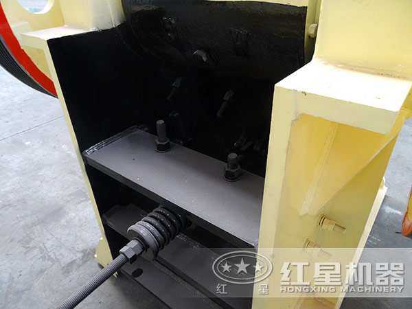白云石顎式破碎機(jī)背后展示圖